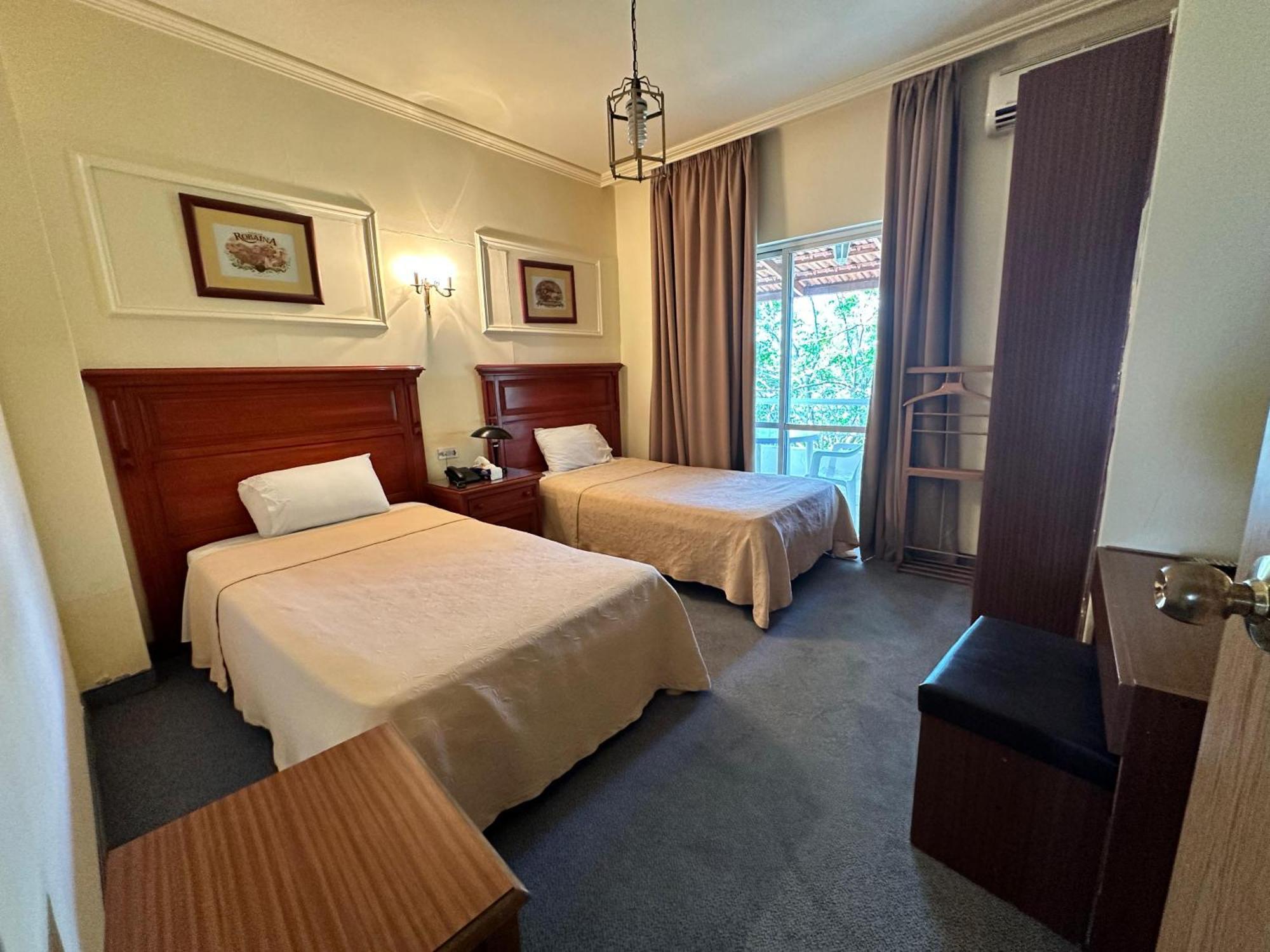Le Crillon Hotel Brummana Ngoại thất bức ảnh