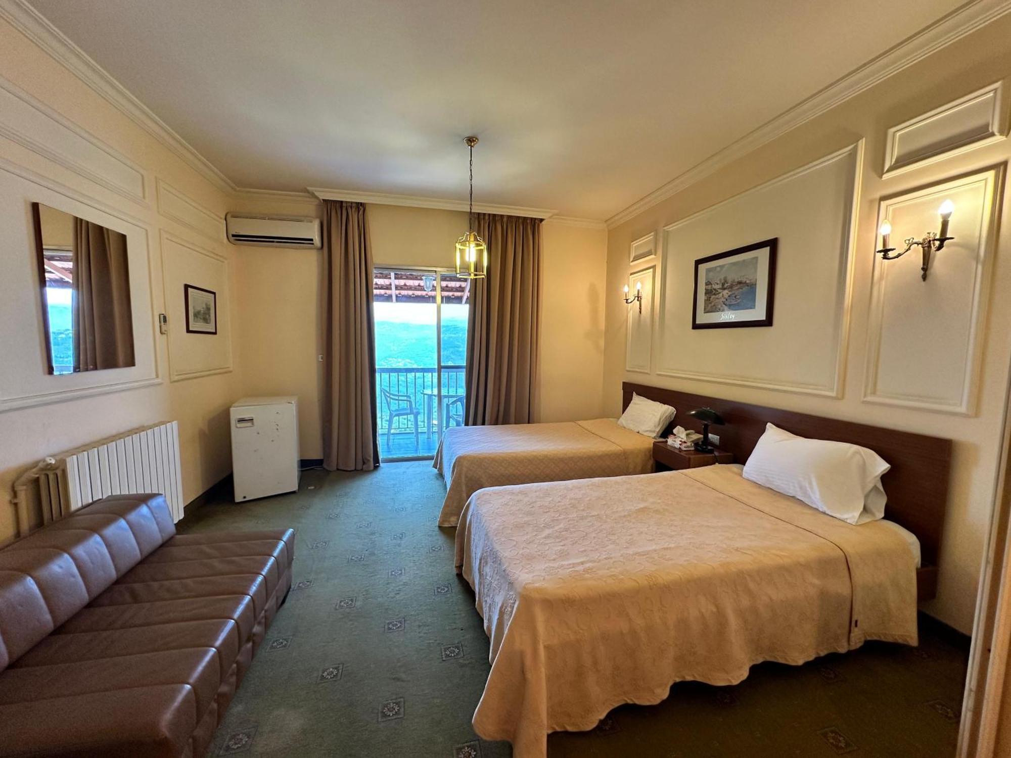 Le Crillon Hotel Brummana Ngoại thất bức ảnh
