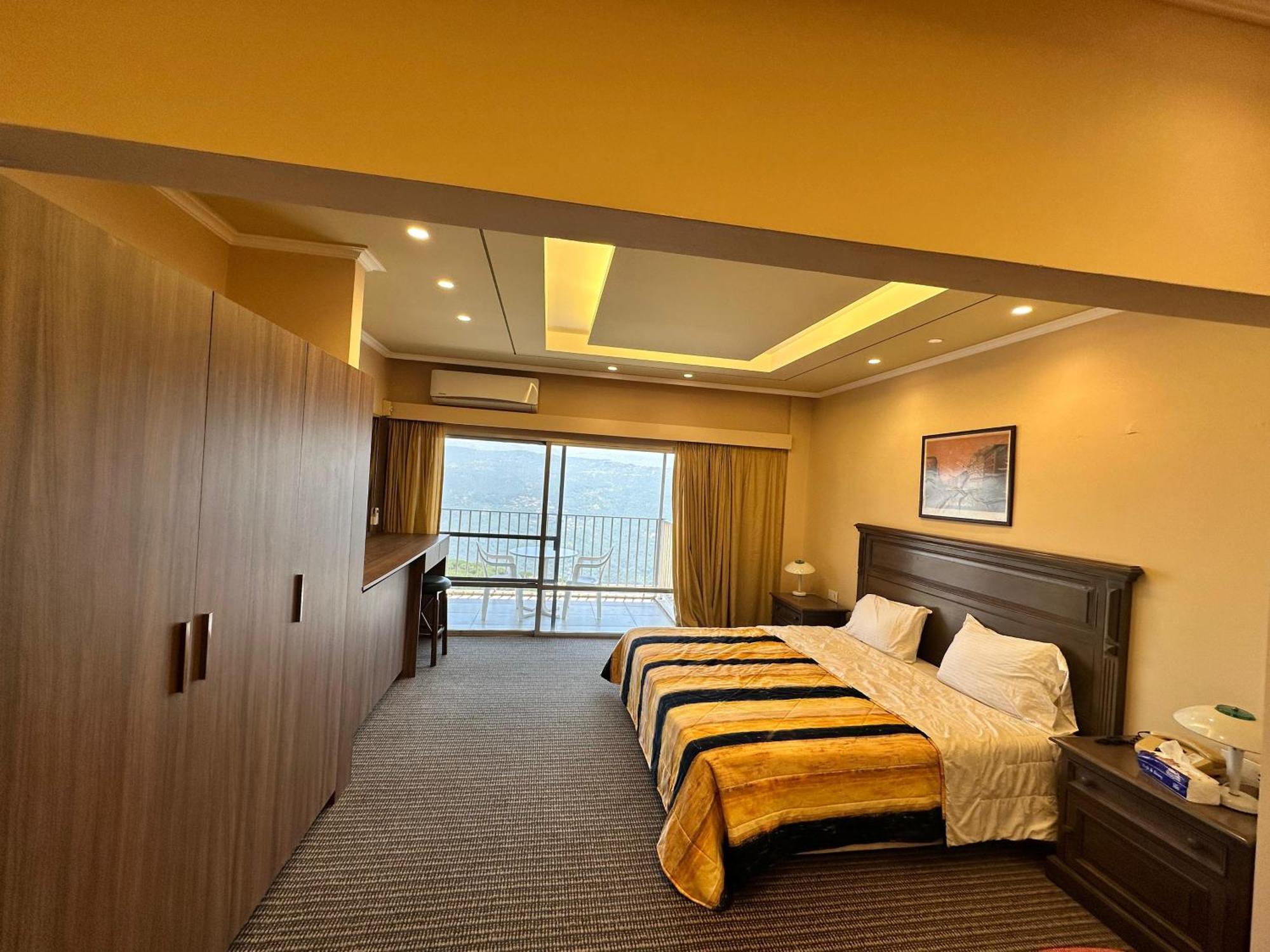 Le Crillon Hotel Brummana Ngoại thất bức ảnh