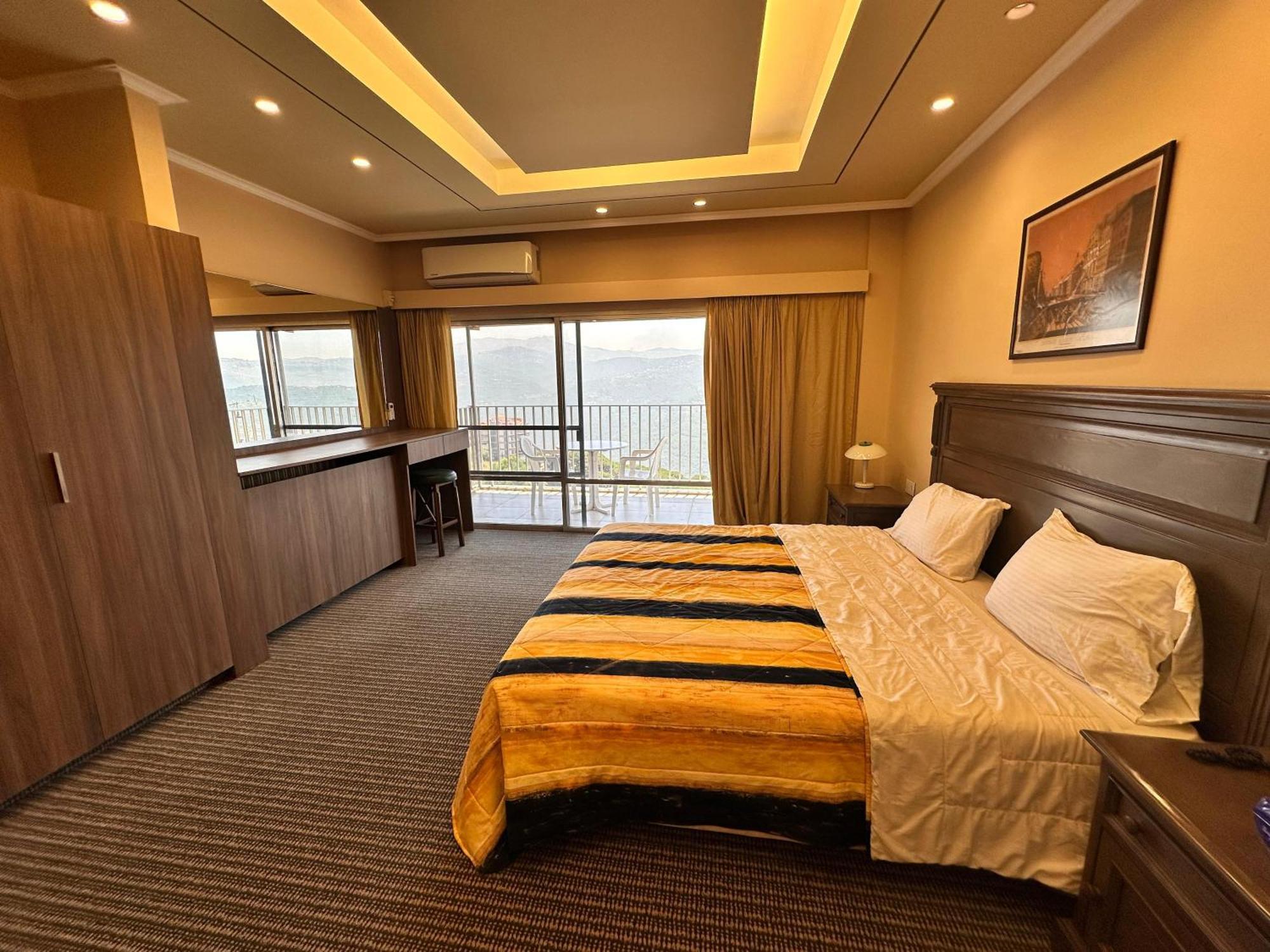 Le Crillon Hotel Brummana Ngoại thất bức ảnh